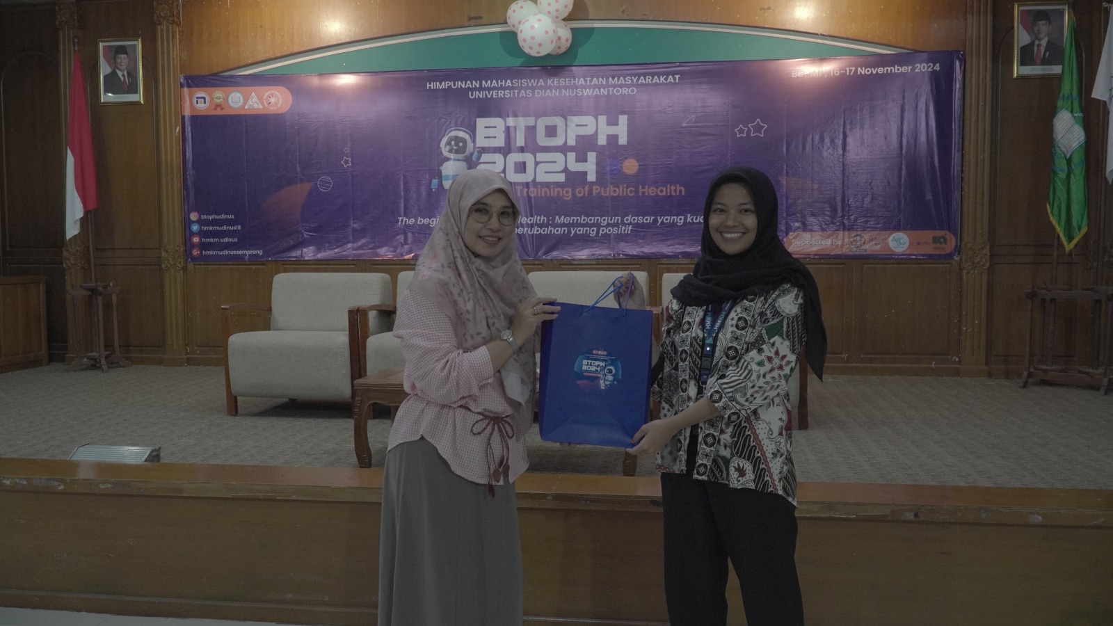 Penyerahan Goodiebag Pembicara Ibu Dr. Eti Rimawati, S. KM., M. Kes